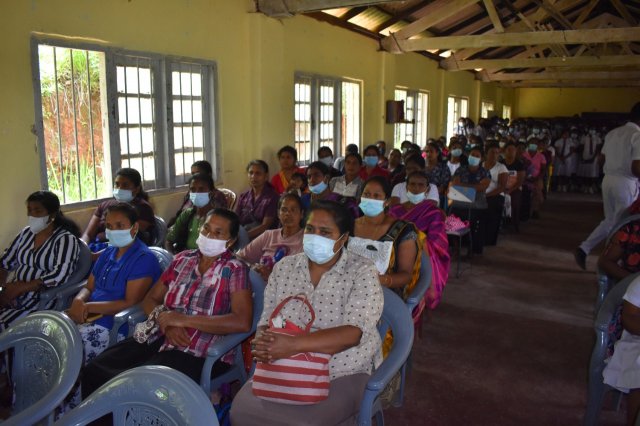 මස්කෙළිය සමන්එලිය විද්‍යාලයේ දරුවන්ට පාසල් උපකරණ සහ වියලි ආහාර ද්‍රව්‍ය බෙදා දෙයි